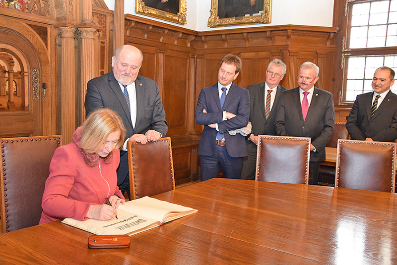 Goldenes Buch der Stadt Görlitz: Bundesforschungsministerin trägt sich ein