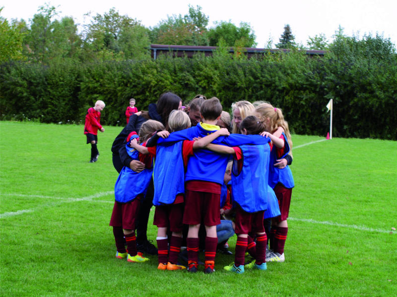 Kickergirls präsentieren sich am Tag des Mädchenfußballs