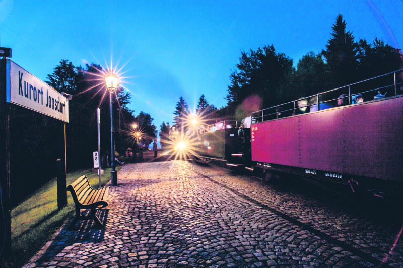 Dampfzug schnauft durch Sommernacht