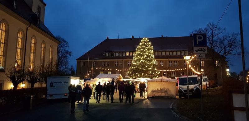 Weihnachtsmarkt auf dem Rathausplatz