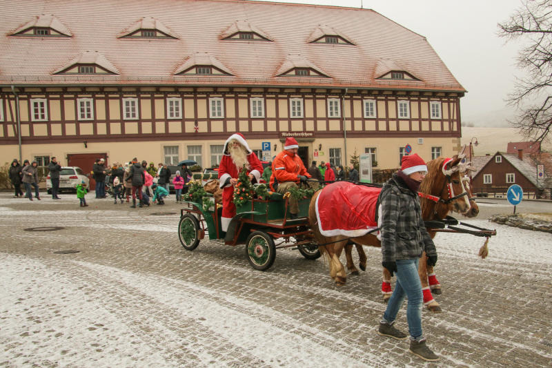 Weihnachtsmann fährt durch den Ort