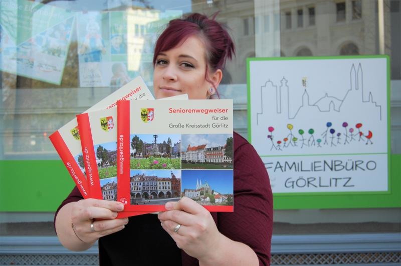 Neuer „Seniorenwegweiser“ im Familienbüro