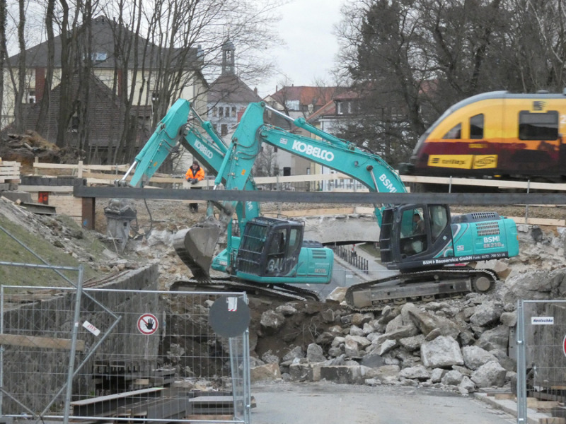 Neue Brücke wird leicht gedreht