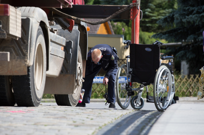 Lkw erfasst Rollstuhlfahrerin