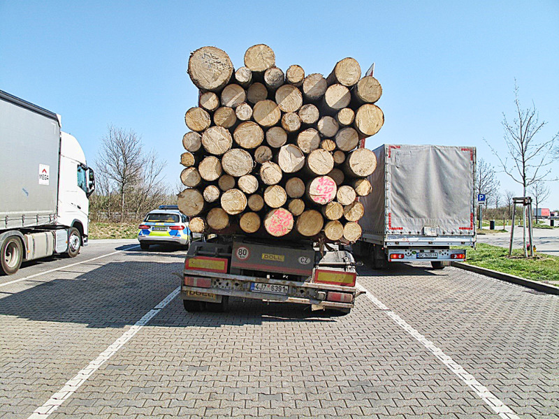 Tschechischer LKW mit gefährlicher Schräglage