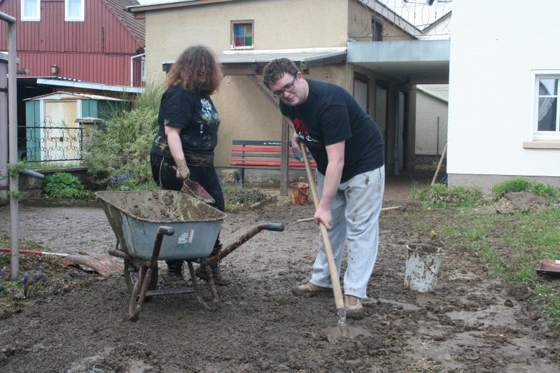 Schlammflut schweißt ein Dorf zusammen