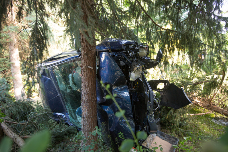 Auto nimmt Gartenzaun auf die Kühlerhaube