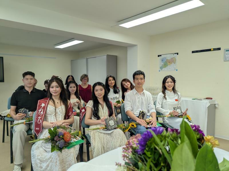 Acht junge Vietnamesen sind jetzt Pflegefachkräfte
