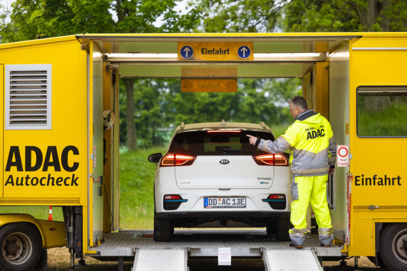 Der ADAC prüft Fahrzeuge in Löbau