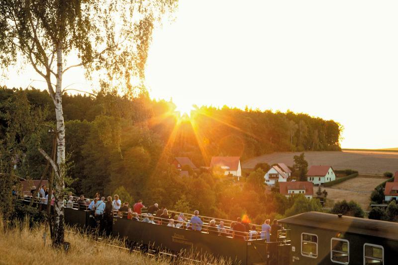 In vollen Zügen die Schmalspurbahn genießen