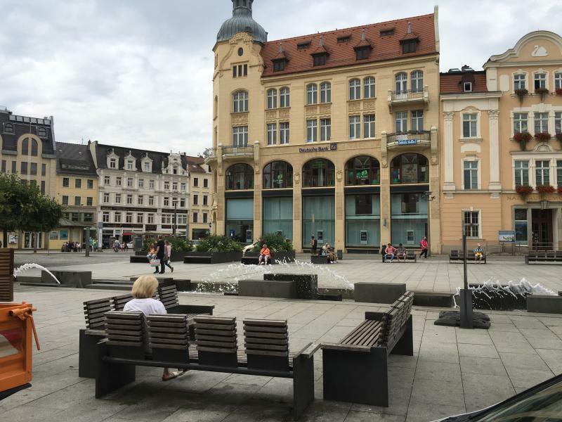 Die Bänke auf dem Marienplatz bleiben wie sie waren