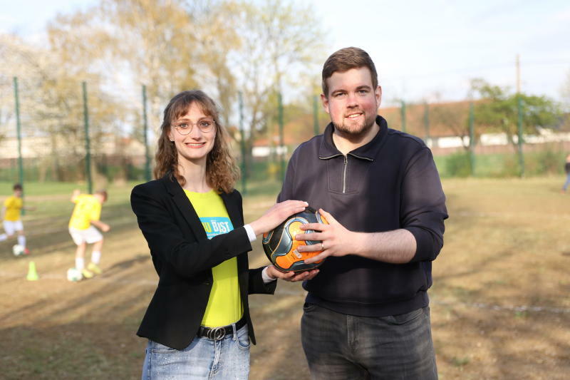 Zwei Ex-Schüler halfen dem Bolzplatz auf die Sprünge