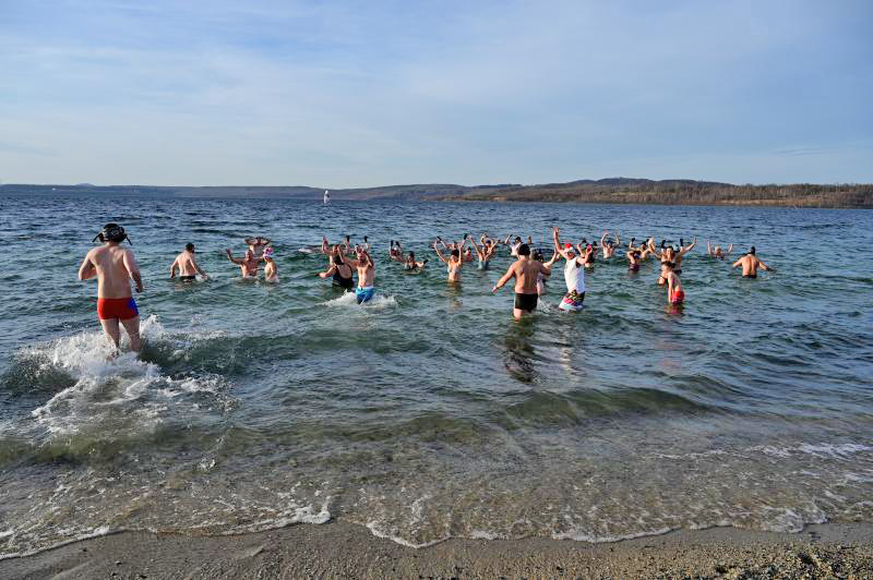 Badespaß am Neujahrstag im Berzdorfer See