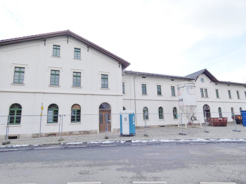 Erste Baugerüste am Bahnhof in Großschönau gefallen