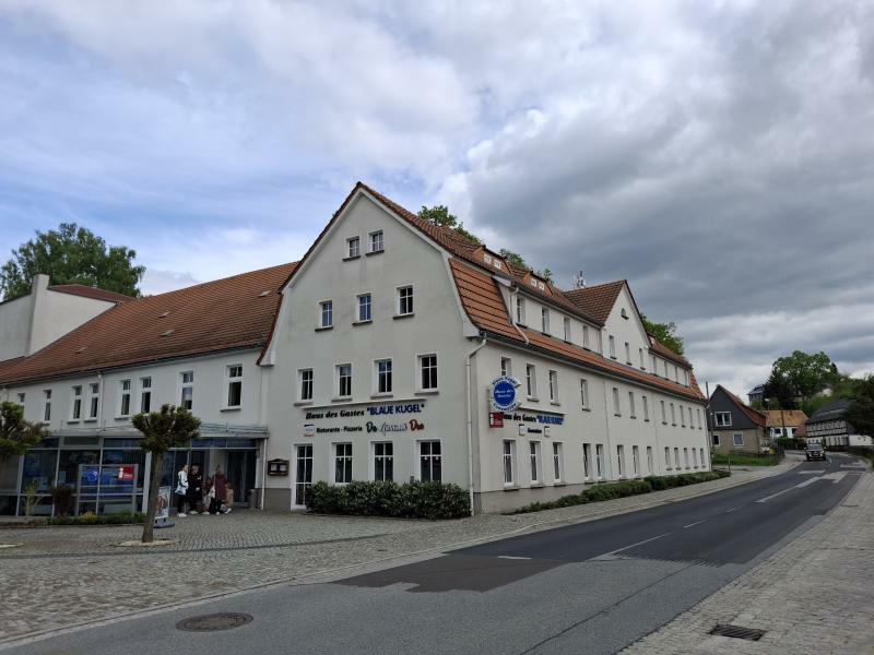 Blaue Kugel ohne Gastronomie