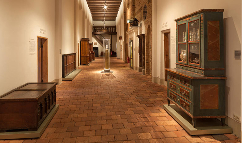 Hinter Türen, Laden und in Schüben