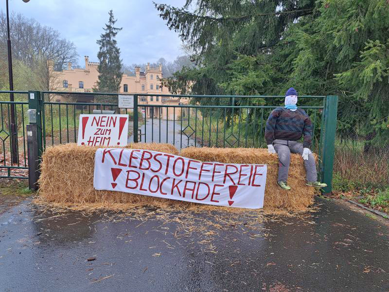 Bürgerinitiative blockiert Zufahrt zum geplanten Asylheim