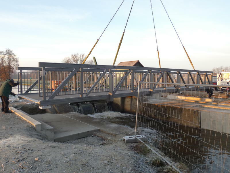 Die neue Brücke ist eingeschwebt