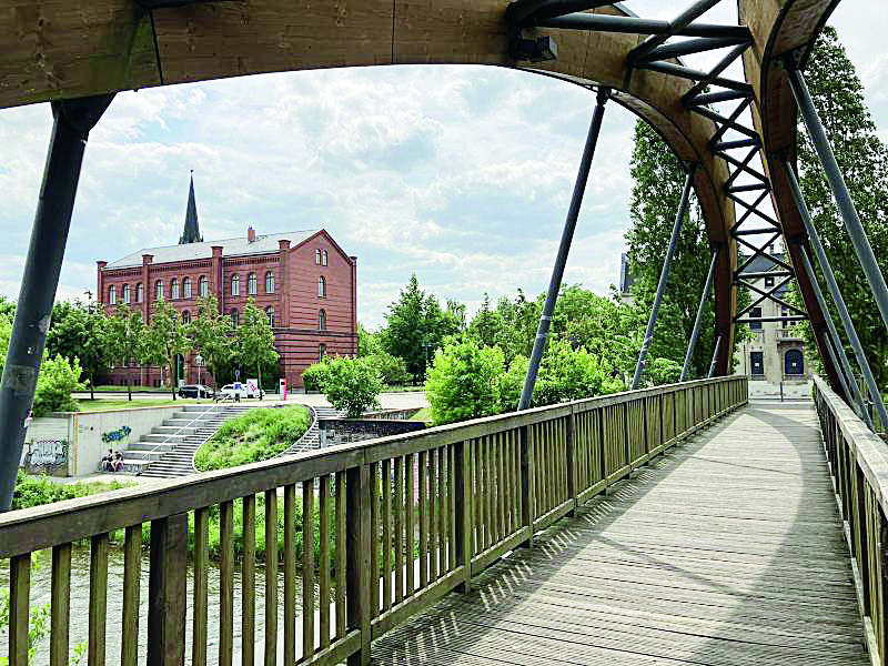 Motor will Brücke in Görlitz ohne Motorenlärm