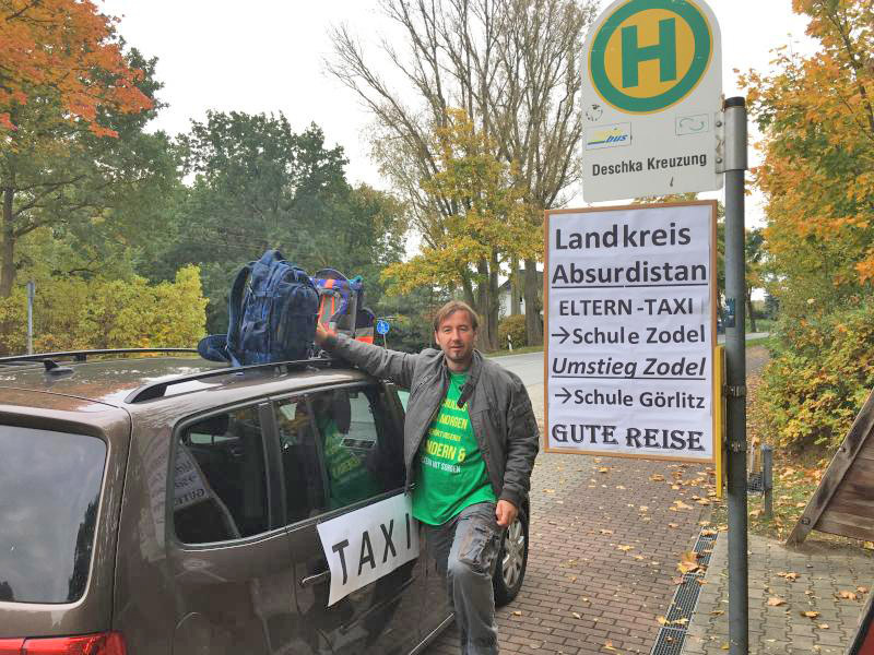 Schüler fahren „gut vernetzt“ mit dem Bus durch Absurdistan