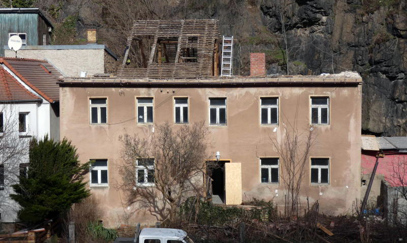 Marodes Haus im Herrental nur noch mit halbem Dach