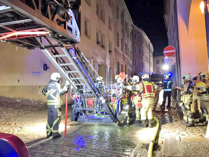 Mit einem Mal musste jeder aus seiner Wohnung