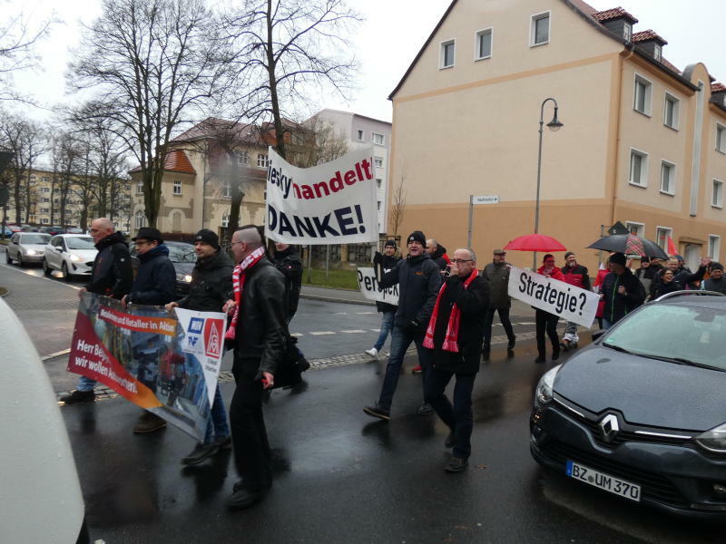 Ein Zug der Waggonbauer in die Innenstadt