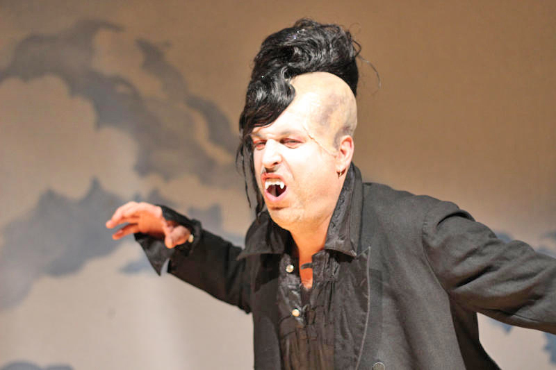 „Dracula" zum Halloweenfest in der TheaterScheune Neugersdorf 