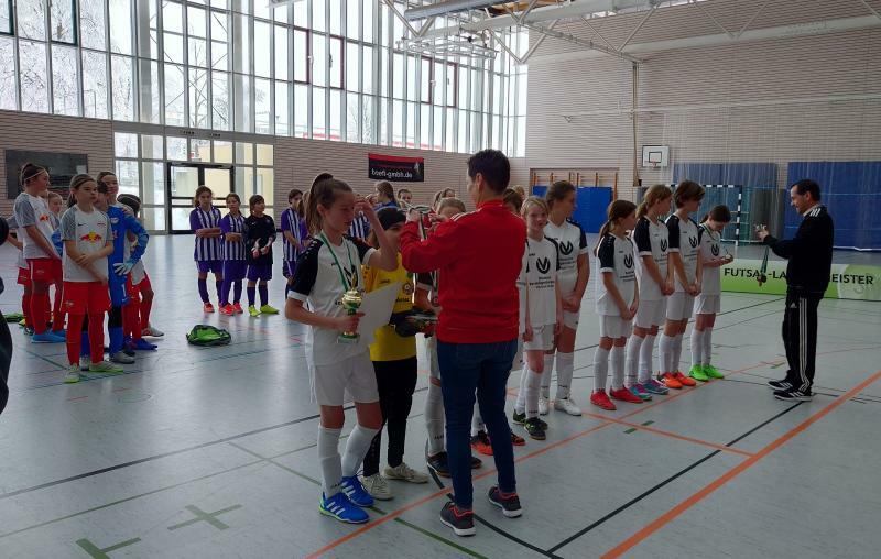 Mädels des SV Ludwigsdorf  in der Halle vorne mit dabei