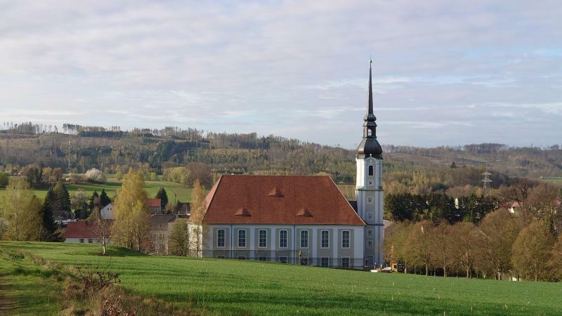 Das Dach der Cunewalder Kirche ist fertig saniert