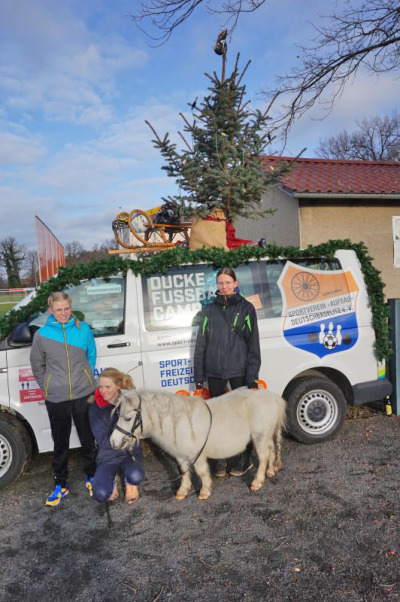 Gansabrennen mit Kind und Pony