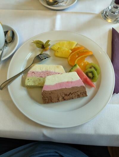 Fürstliches Eis mit königlicher Edelpflaume