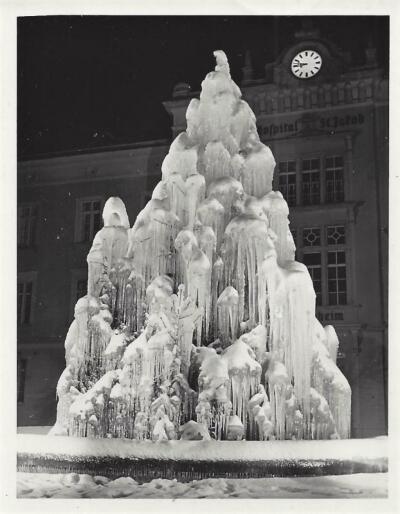 Eispyramide vor dem Hospital St. Jakob 