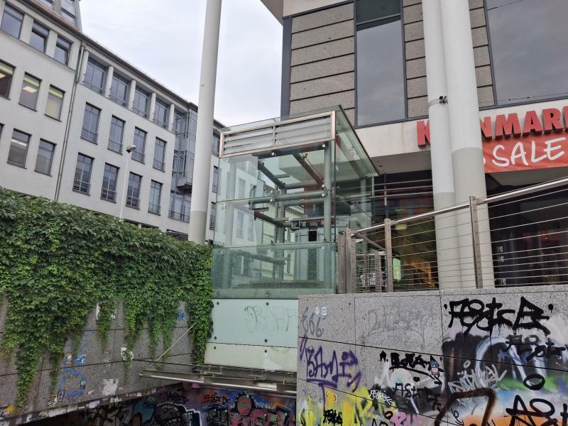 Fahrstuhlschacht wird Einkaufstüte 