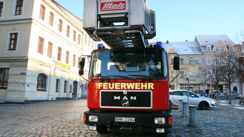 Auto und Carport in Flammen