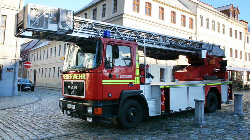 Geschäftsgebäude in Flammen