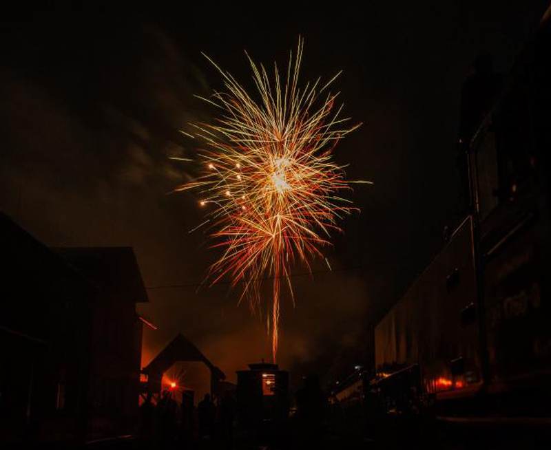 Feuerwerk auf dem Bahnhof in Oybin 