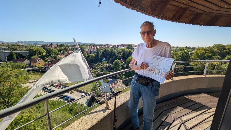 Menschen als Fackeln mahnen zum Frieden