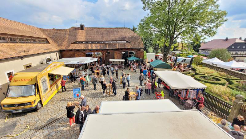 Frühjahrsmarkt in stimmungsvoller Atmosphäre 