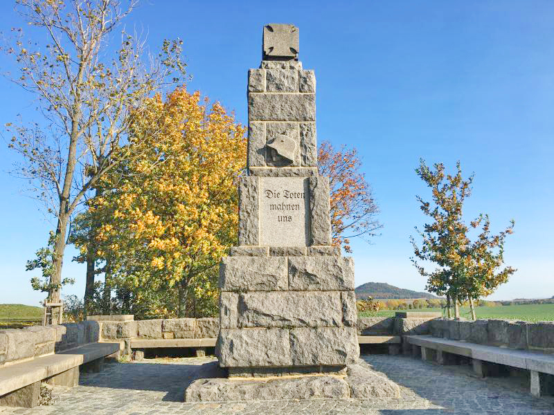 Aura auf dem Friedhof: Zeugen der Heimatgeschichte