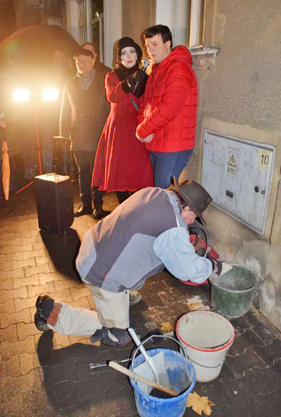 Stolpersteine - harte körperliche Arbeit für Erinnerung