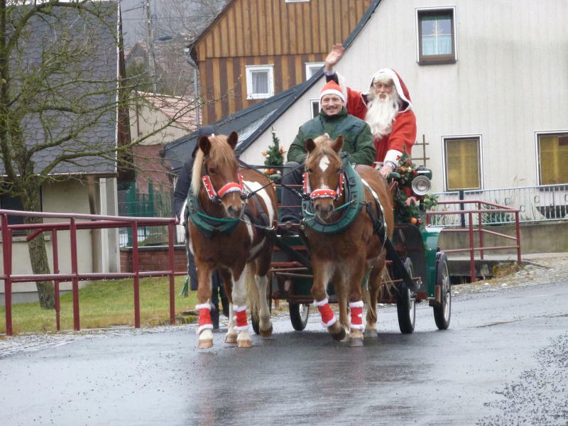 Der Weihnachtsmann fährt durch Waltersdorf