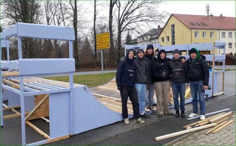 Junge Leute bauen Sportanlage in Gaußig