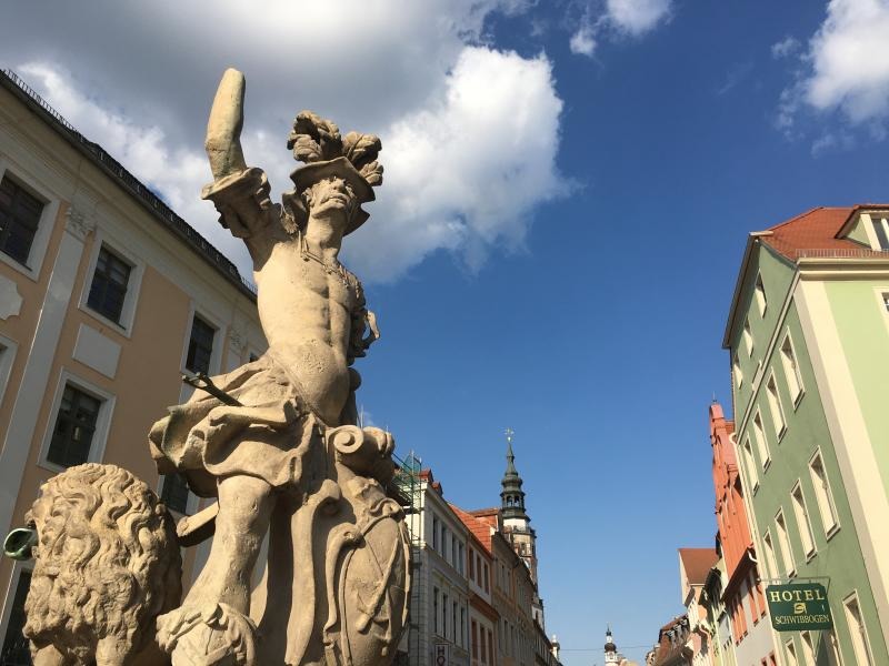 Herold weist ohne Hand gen Dresden statt Prag