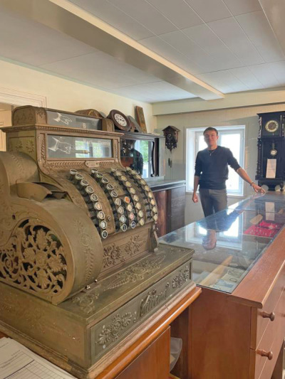 Herr der historischen Großuhren im Umgebindehaus