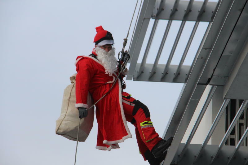 Nikolaus und Engel  in luftiger Höh' in Bautzen