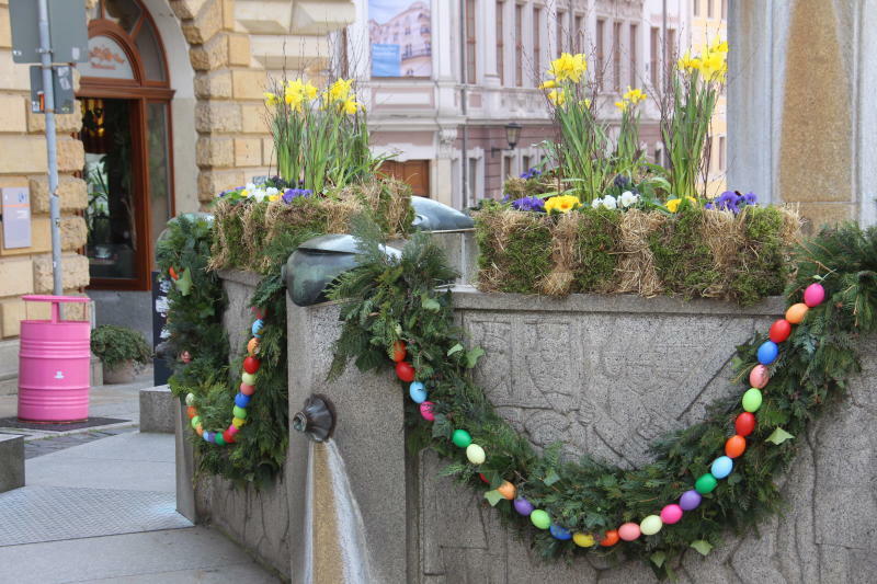 Osterbrunnen lassen festliche Gefühle aufkommen