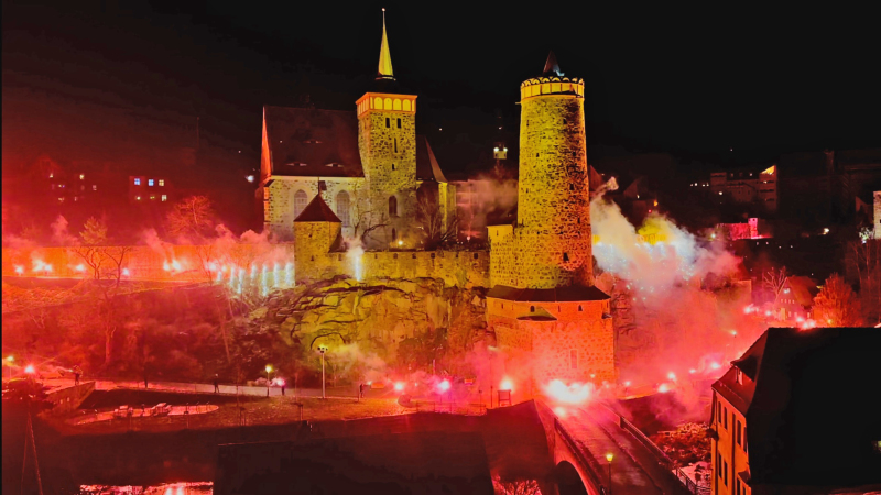 Mehrere Personen zünden Feuerwerk in Bautzener Altstadt