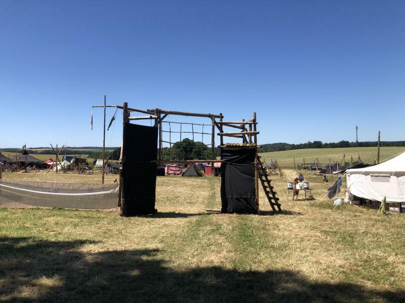 Pfadfinder im Sommercamp unterwegs