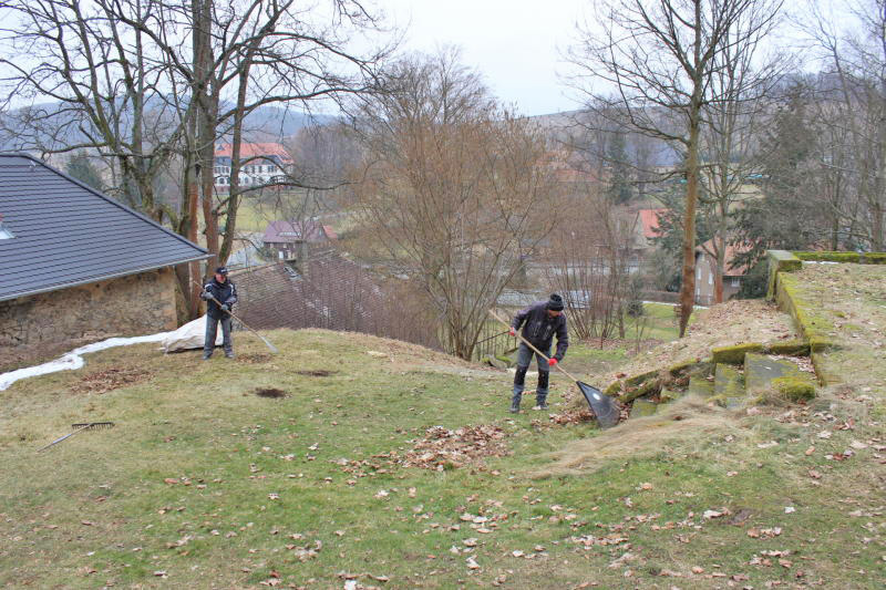 Großeinsatz am und im Schloss Hainewalde